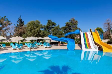 THE HOLIDAY RESORT HOTEL Pools & Beach